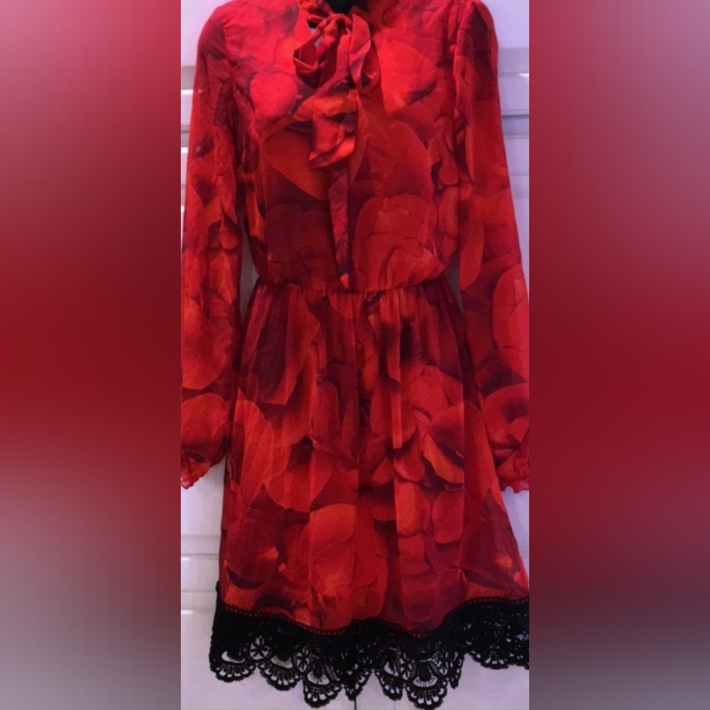 New YORK & COMPANY BRAND NEW RED PATTERN V NECK WITH TIES
